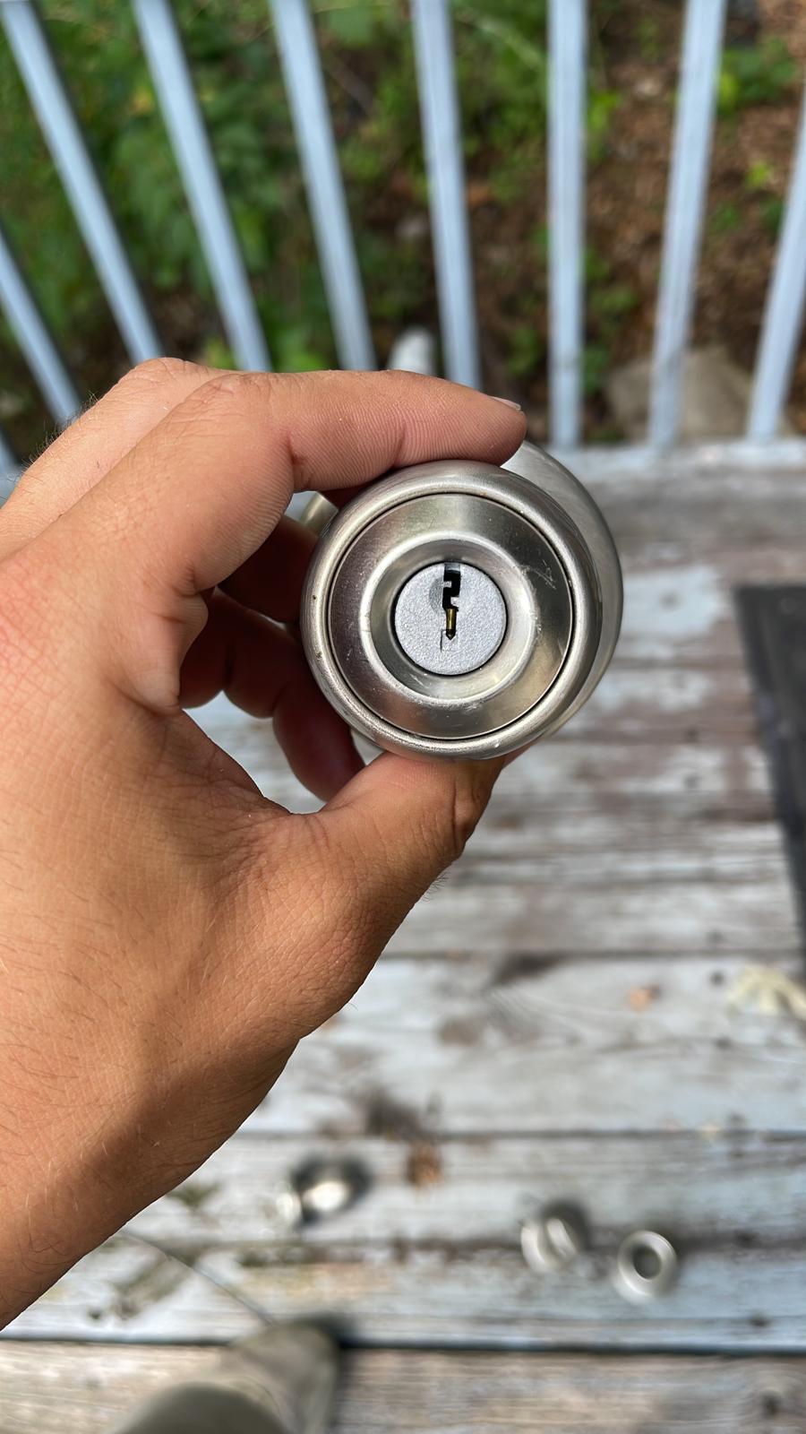 How to choose a reliable locksmith for assistance